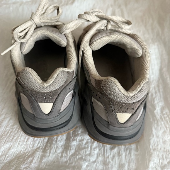 Adidas Yeezy pre-owned Boost 700 sz. 4 Men’s - Picture 6 of 14